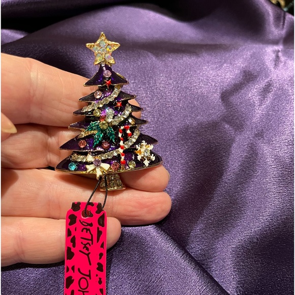 NWT Betsy Johnson Beautiful enamel and crystal Christmas Tree brooch. - Picture 6 of 6
